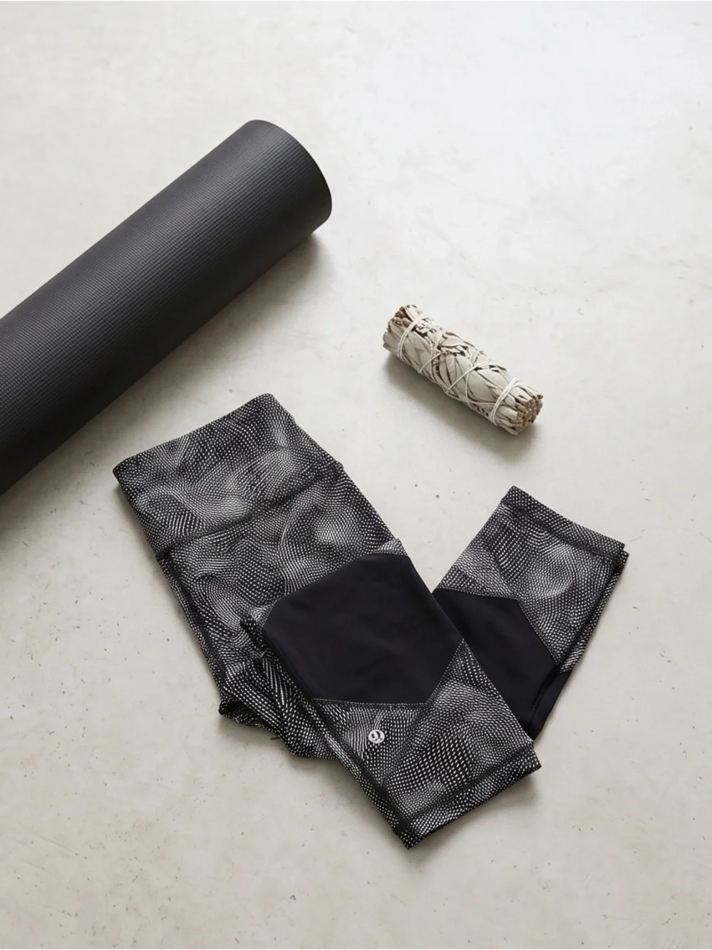 LULULEMON Black & Gray Patterned High-Waist Capri Leggings - Picture 6 of 6